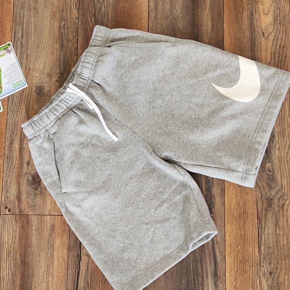 Nike-Men's Sportswear Club  Short Basketball Graphic - Picture 6 of 9